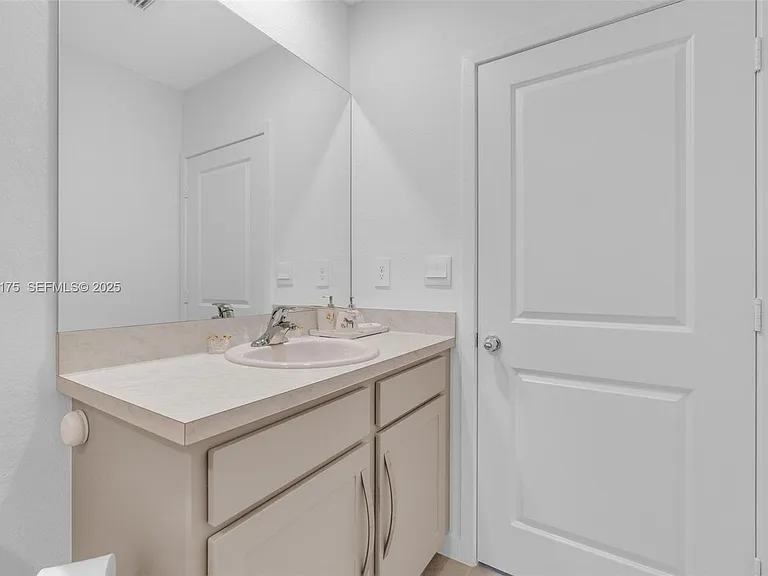 504 NE 1st Dr #504 — Photo 37