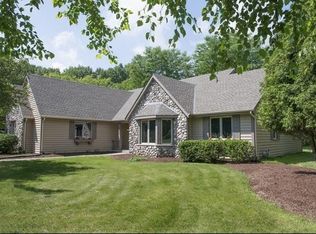 2099 Timber Oak Ct, Hartland, WI 53029