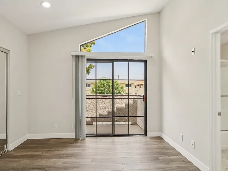 626 E Verdugo Ave #L — Photo 10