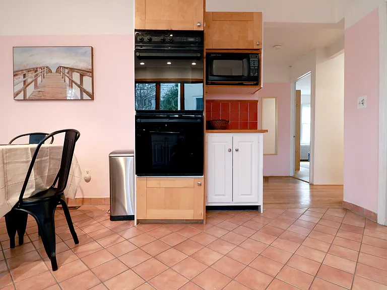 Kitchen (view 2)