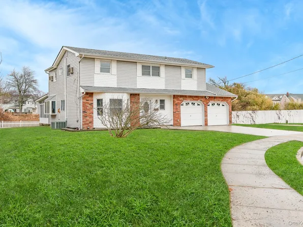 24 Brooktree Circle, Lindenhurst, NY 11757