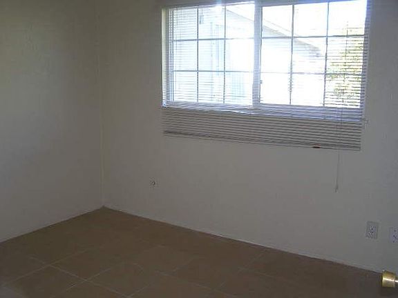 Front bedroom w/ 1/2 bath