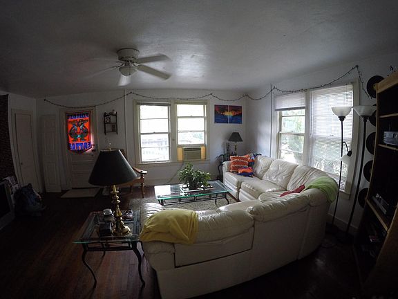 3rd image of 303 NW 15th Ter