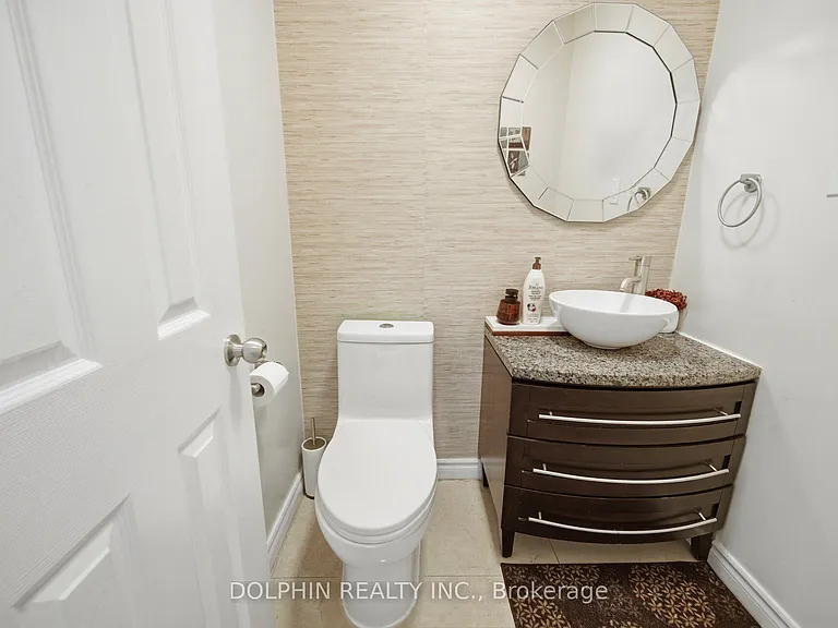 1090 Vanier Dr — Photo 40