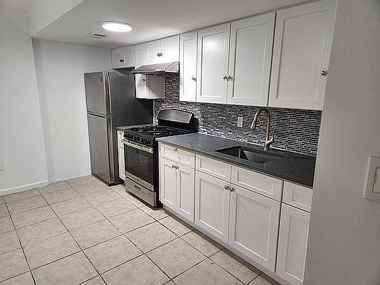 3rd image of 417 Castle Hill Ave Floor 1