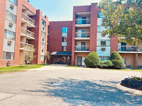 4975 Washington St #301, West Roxbury, MA 02132