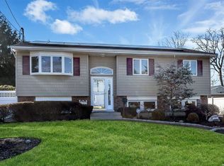 705 Oak Neck Rd, West Islip, NY 11795