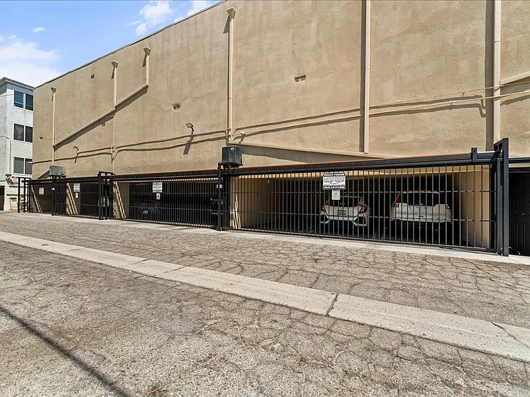 17424 Burbank Blvd #205 — Photo 25
