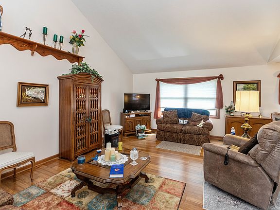 3rd image of 1013 Woodridge