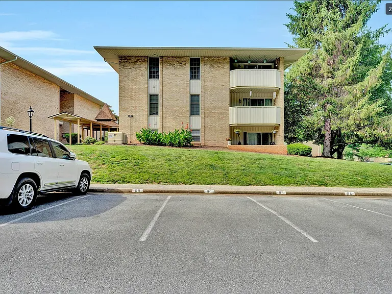 5260 Crossbow Cir #9 — Photo 2
