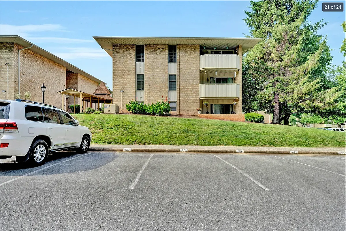 Building Photo - 5260 Crossbow Cir #9