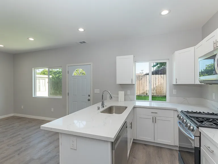 5158 Ewing St — Photo 2