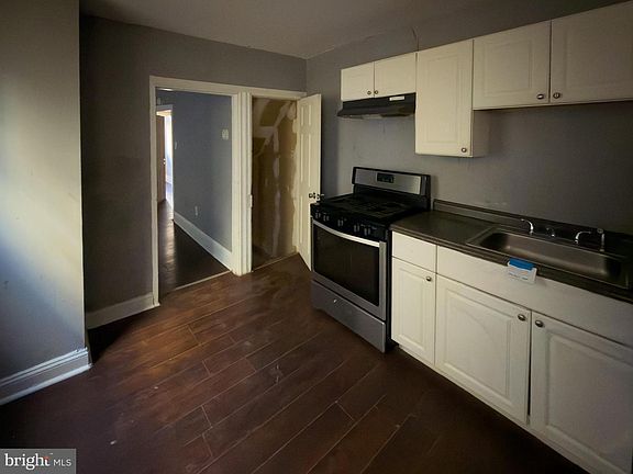 4th image of 1638 W Victoria St