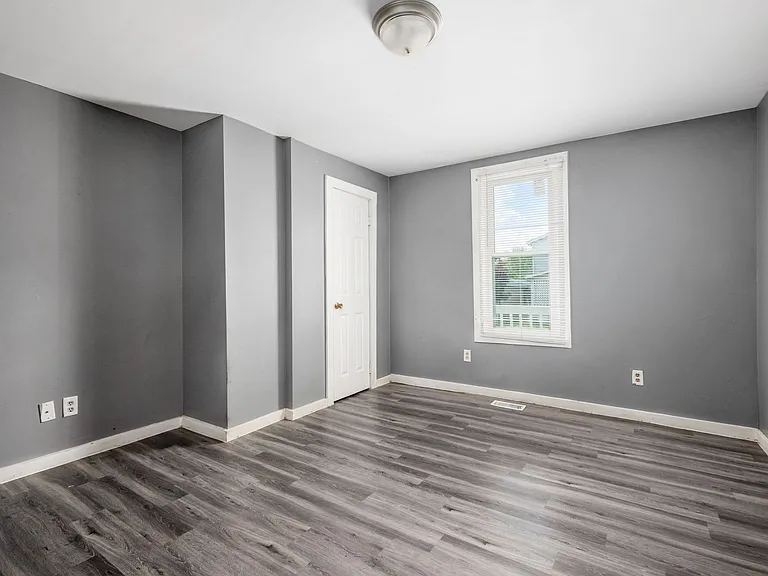 54-56 Benfield Ave — Photo 14
