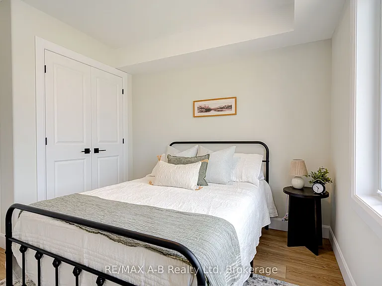 428 Queen St W — Photo 4