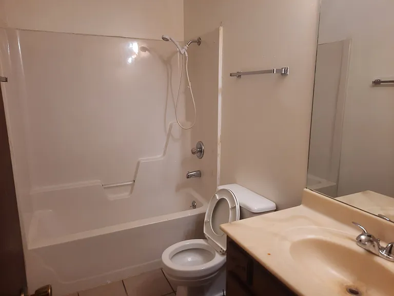 621 W 4th St #3 — Photo 7