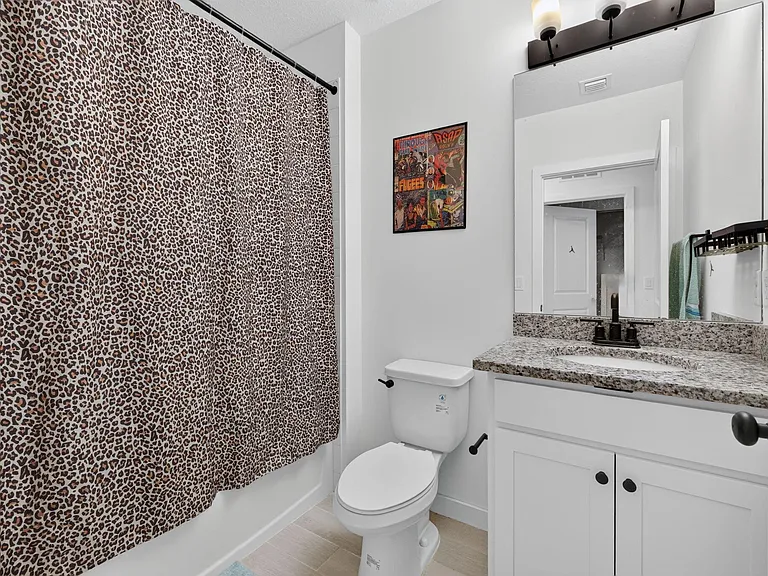 608 NE Waters Edge Ln — Photo 23
