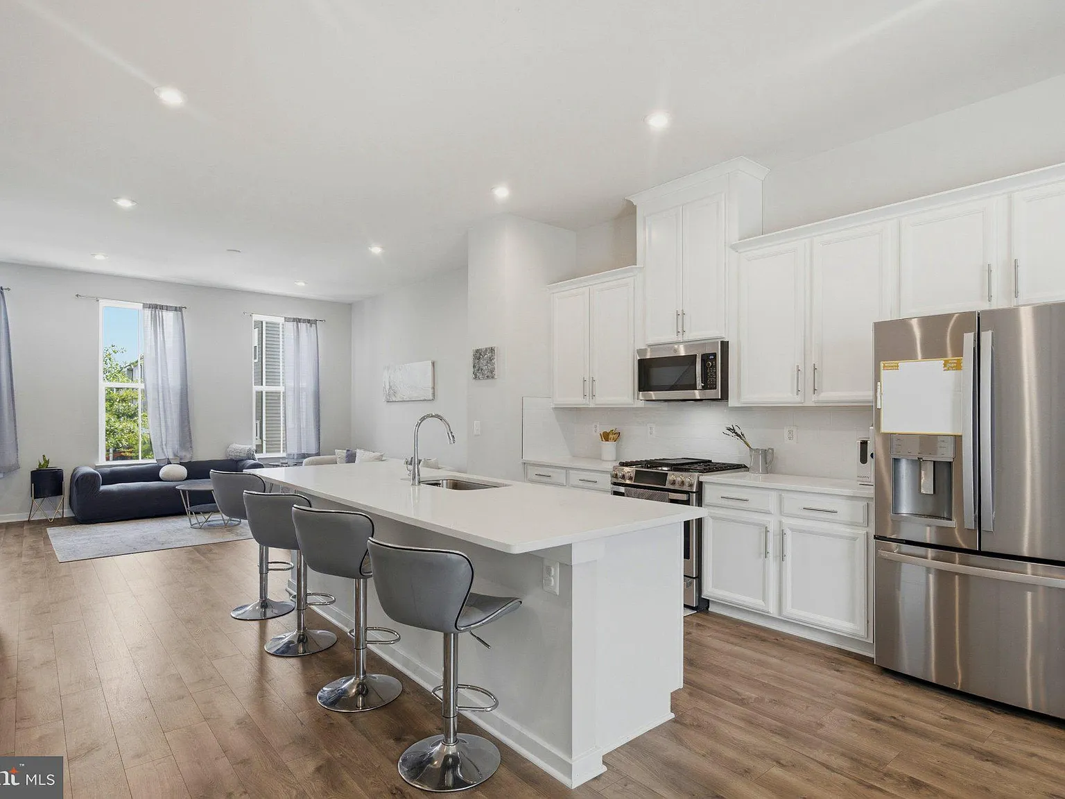 4 bed, 3.5 bath, 2016 sqft, $3,500 — Photo 2