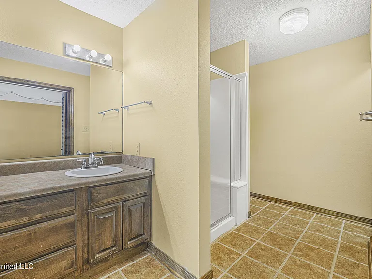 4409 Shadow Wood Cir — Photo 39