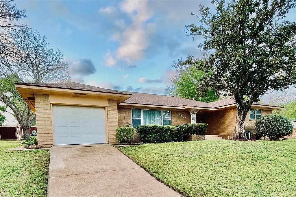 1209 Lauraine St, Brenham, TX 77833 MLS 25593287 Zillow