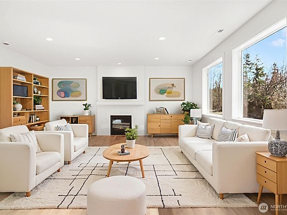 3rd image of 1826 267th Street NW