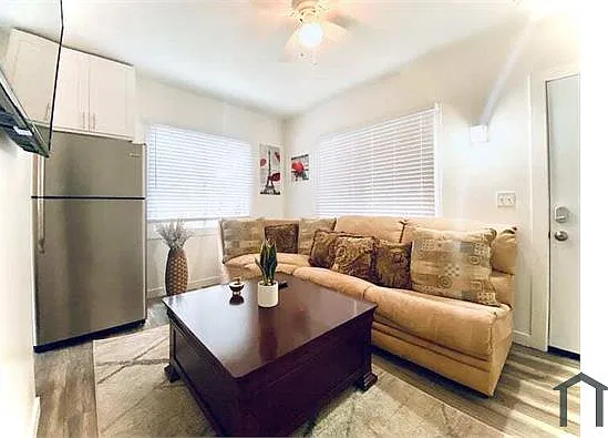2 bed, 600 sqft, $2,100 — Photo 2