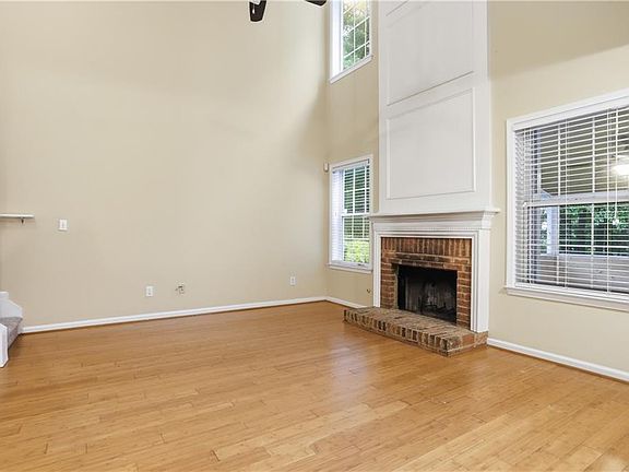 3rd image of 237 Kensington Trce