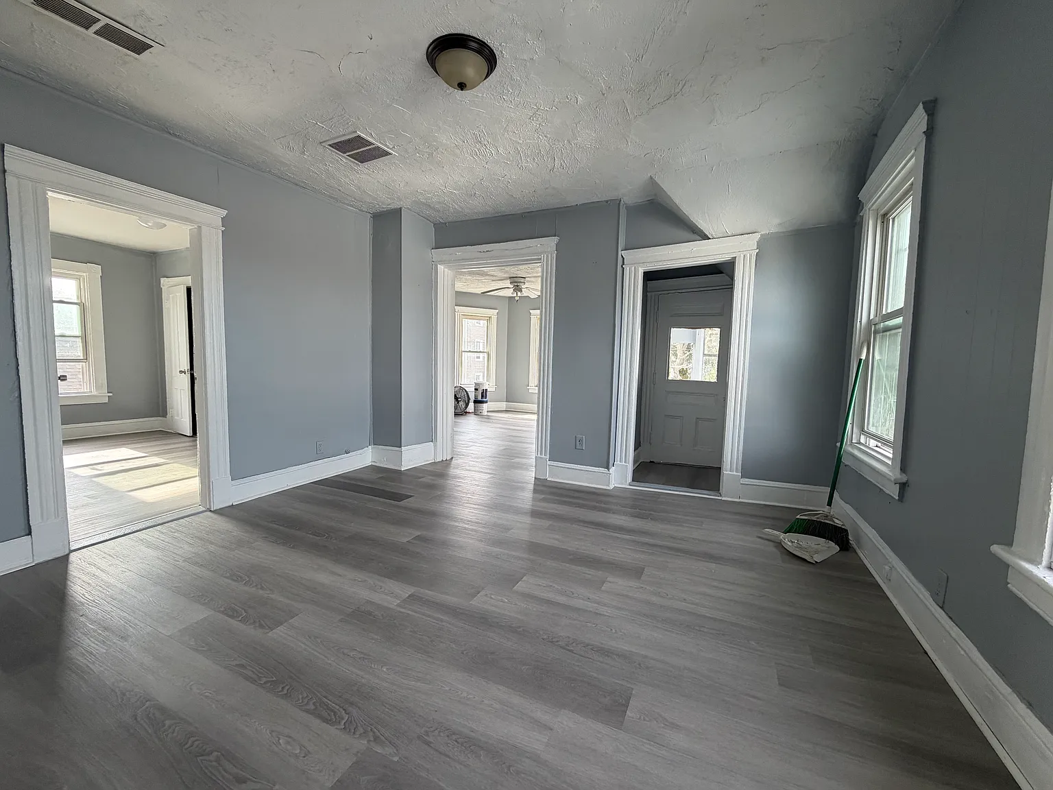 3 bed, 1100 sqft, $1,550 — Photo 1
