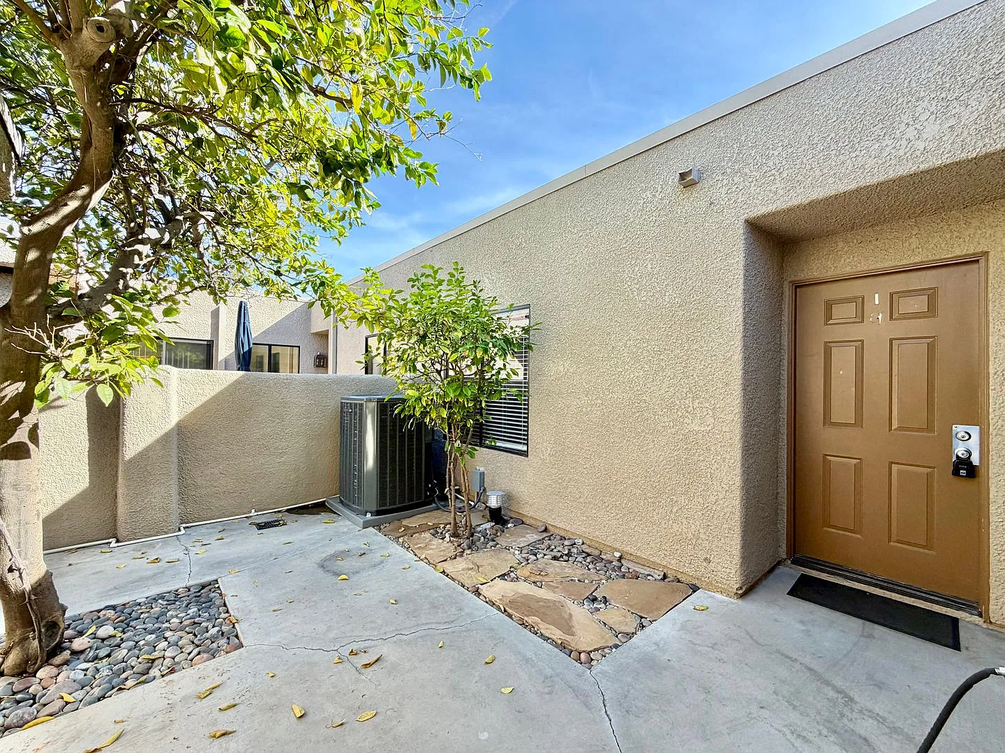 Available Now 3 Bedroom 2 Bathroom Condo In Palm Desert — Photo 2