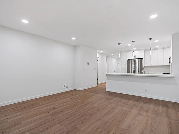 3rd image of 303 Oak Ct