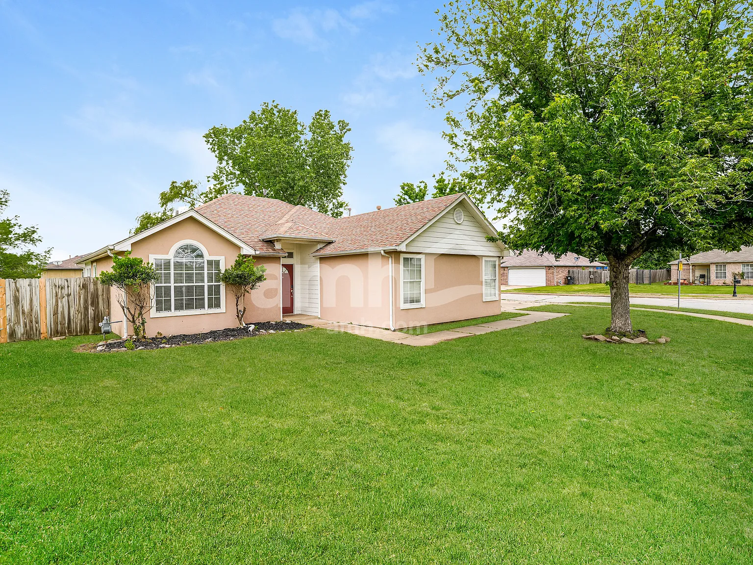 3 bed, 2.0 bath, 1367 sqft, $1,715 — Photo 1