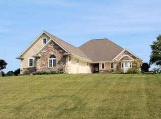 N77W23954 Hidden Oaks Dr, Sussex, WI
