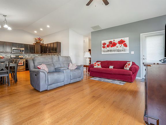 5th image of 3884 Stadium St