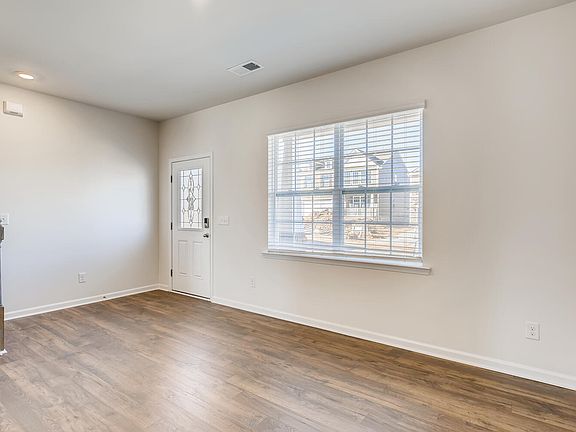 4th image of 140 Gray Willow St