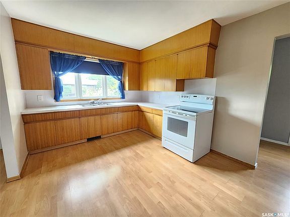 4th image of 525 3rd Ave W