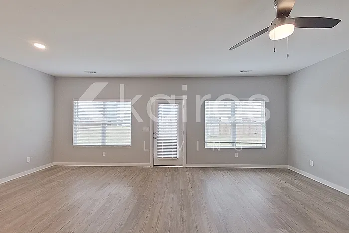 4 bed, 2.5 bath, 2047 sqft, $1,915 — Photo 2
