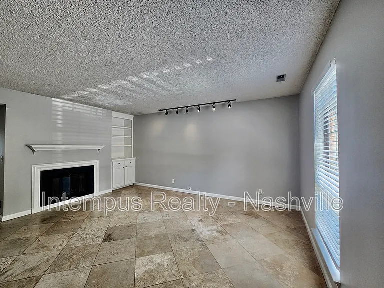 737 Fox Ridge Dr — Photo 2