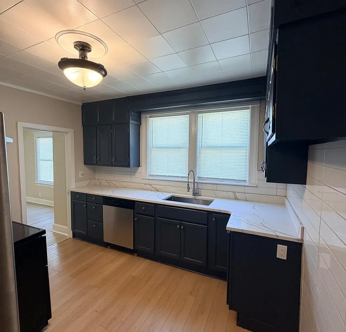 3 bed, 1.0 bath, 1418 sqft, $2,600 — Photo 3