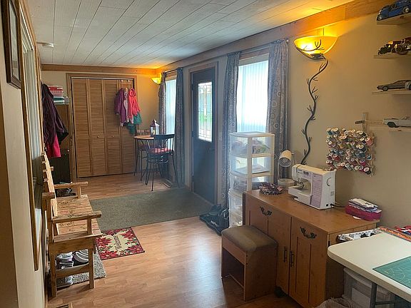Entry way w/ walk-in closet