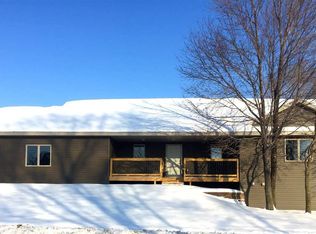 1939 Rock Ridge Ln, Saint Peter, MN 56082