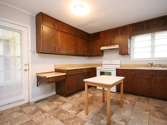 3rd image of 417 Greenacres Dr NW