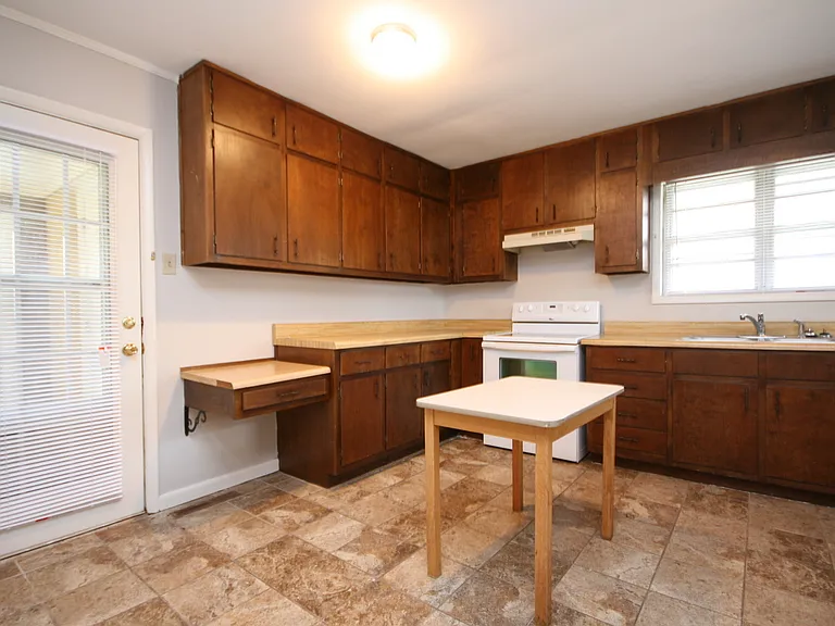 417 Greenacres Dr NW — Photo 3