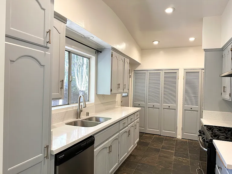 8640 Lookout Mountain Ave — Photo 12