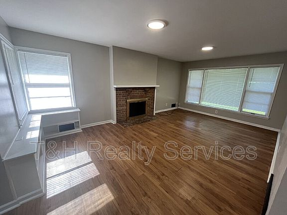 3rd image of 2700 W 11th St
