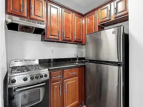 3rd image of 19 Barrow St APT 4B
