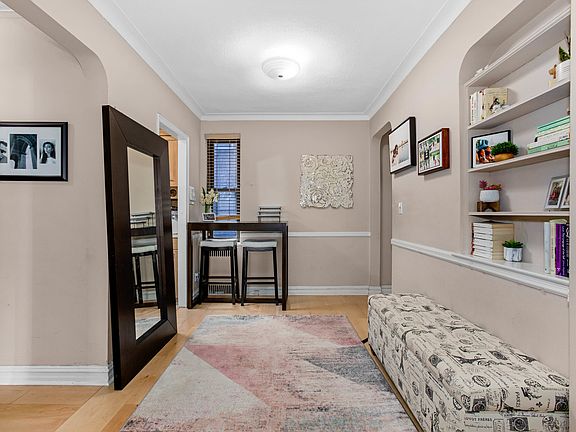 4th image of 300 W 72nd St #3FF