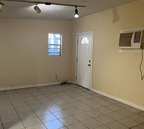2nd image of 1614 Ryon St Unit B
