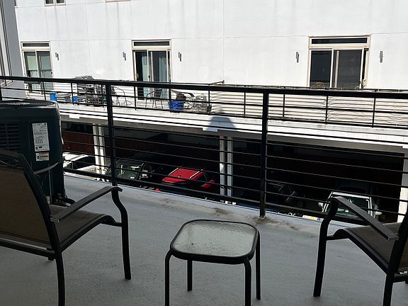 4th image of 1829 Vineyard St #2