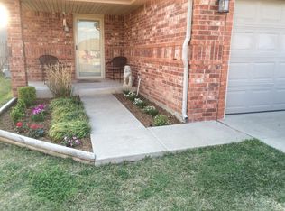 924 SW 37th St, Moore, OK 73160