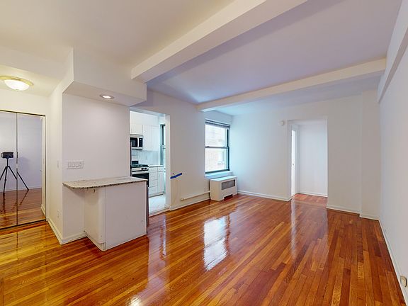 5th image of 301 E 38th St APT 14I